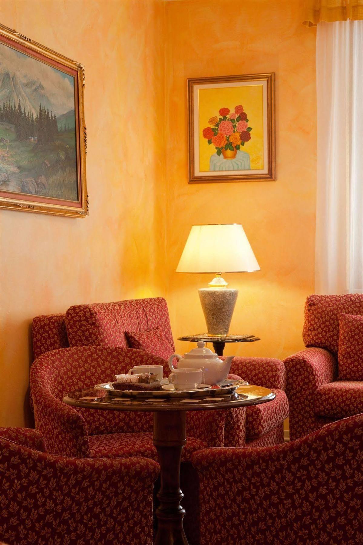 Hotel Astra Тиньяле Экстерьер фото